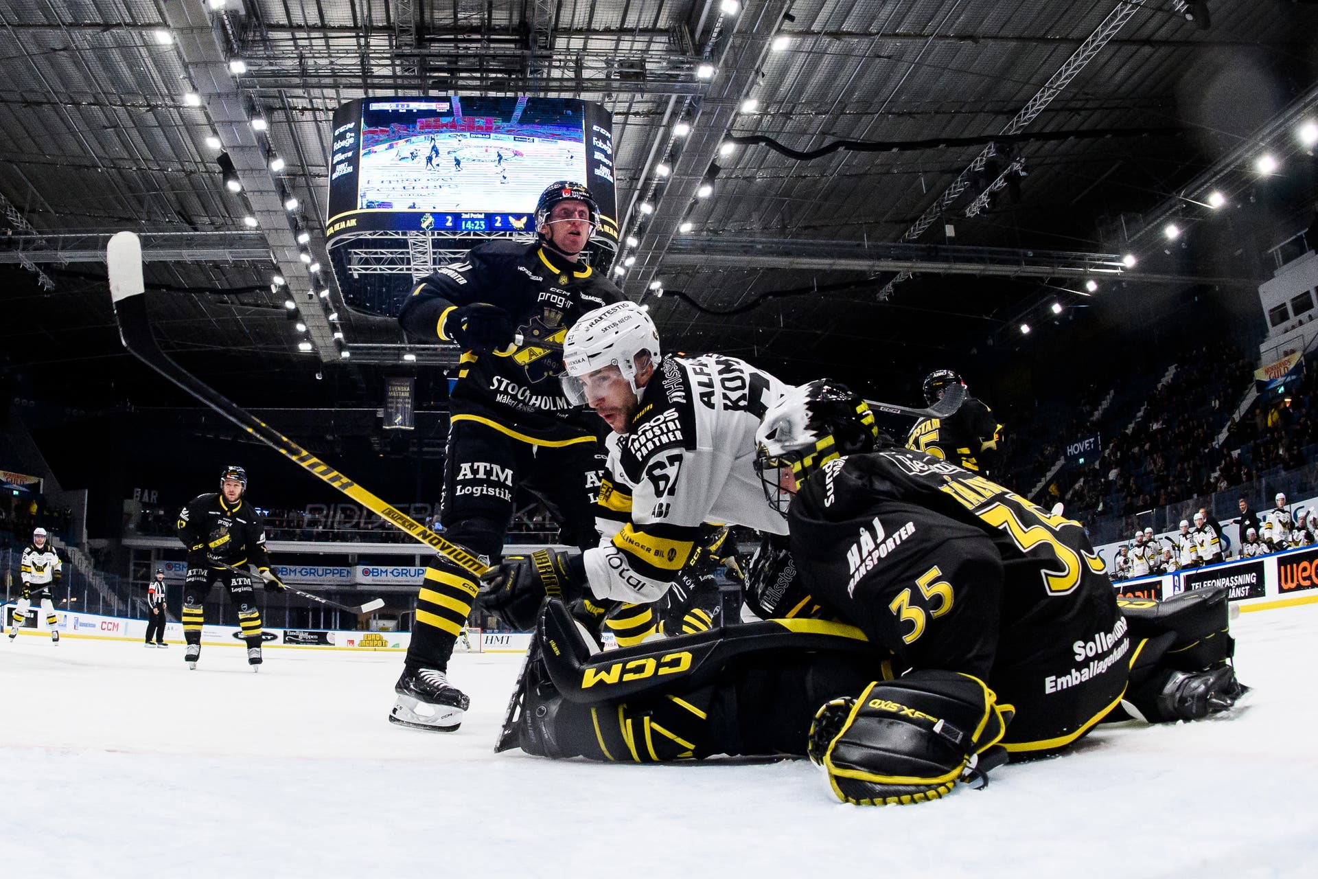 Konstantin Komarek hotar Filip Windlert och Jonatan Stålberg.