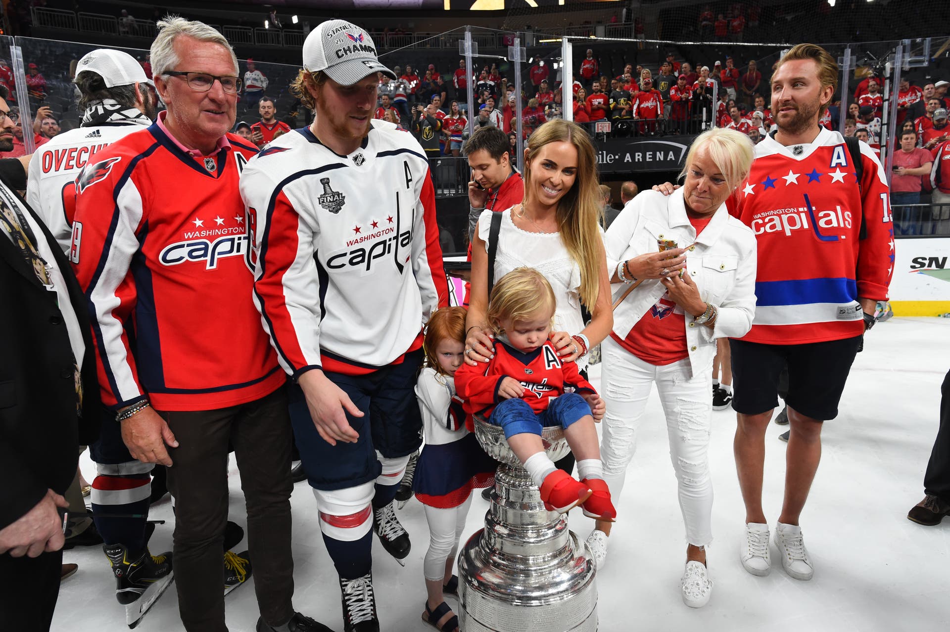 Nicklas Bäckström med familj