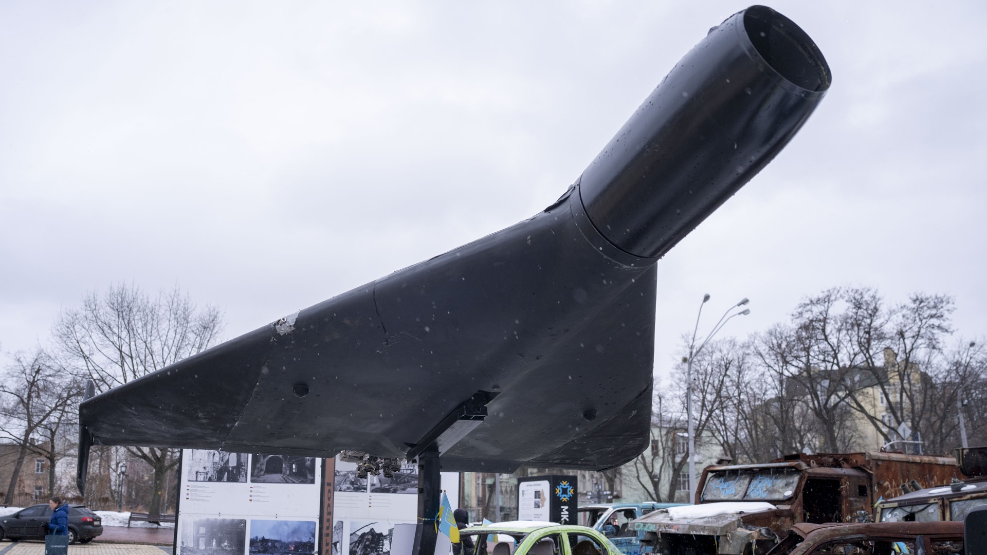 En stor svart militär flygplan eller missil utställd utomhus som monument