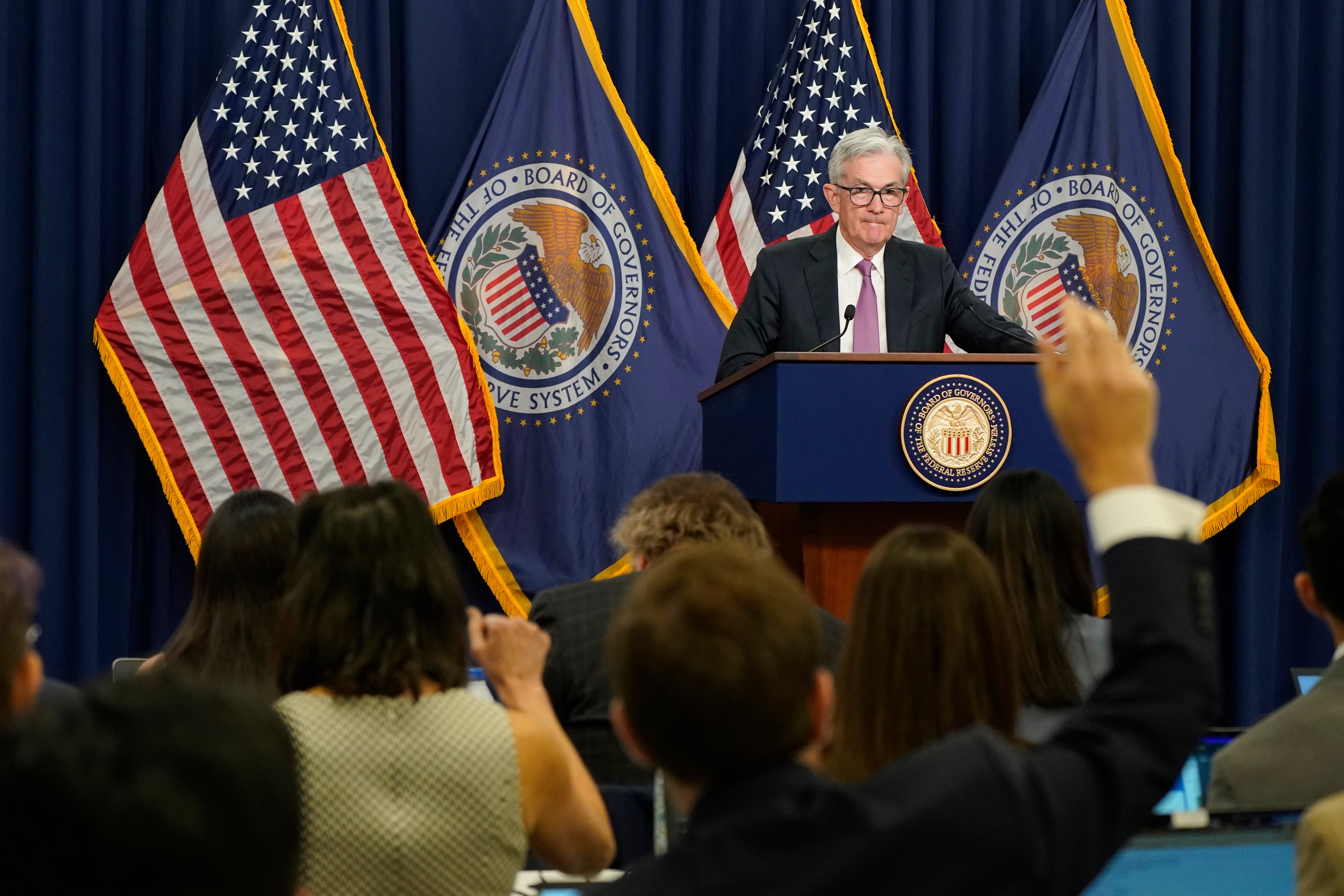 Powell stannar kvar så länge han utreds för brott