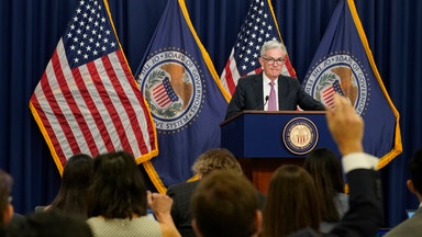 Powell stannar kvar så länge han utreds för brott