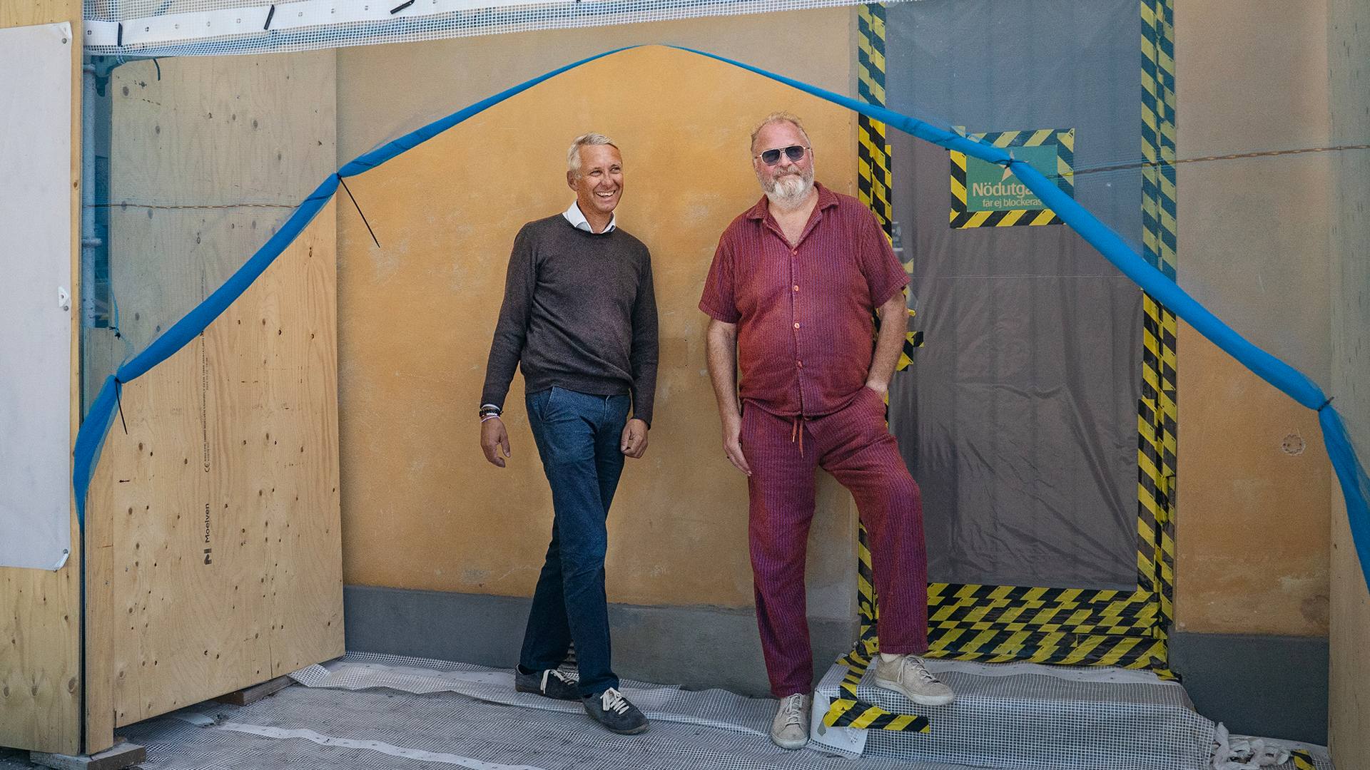 Jan Broman och David von Schinkel utanför en ingång till framtida Dino som är under pågående renovering. 