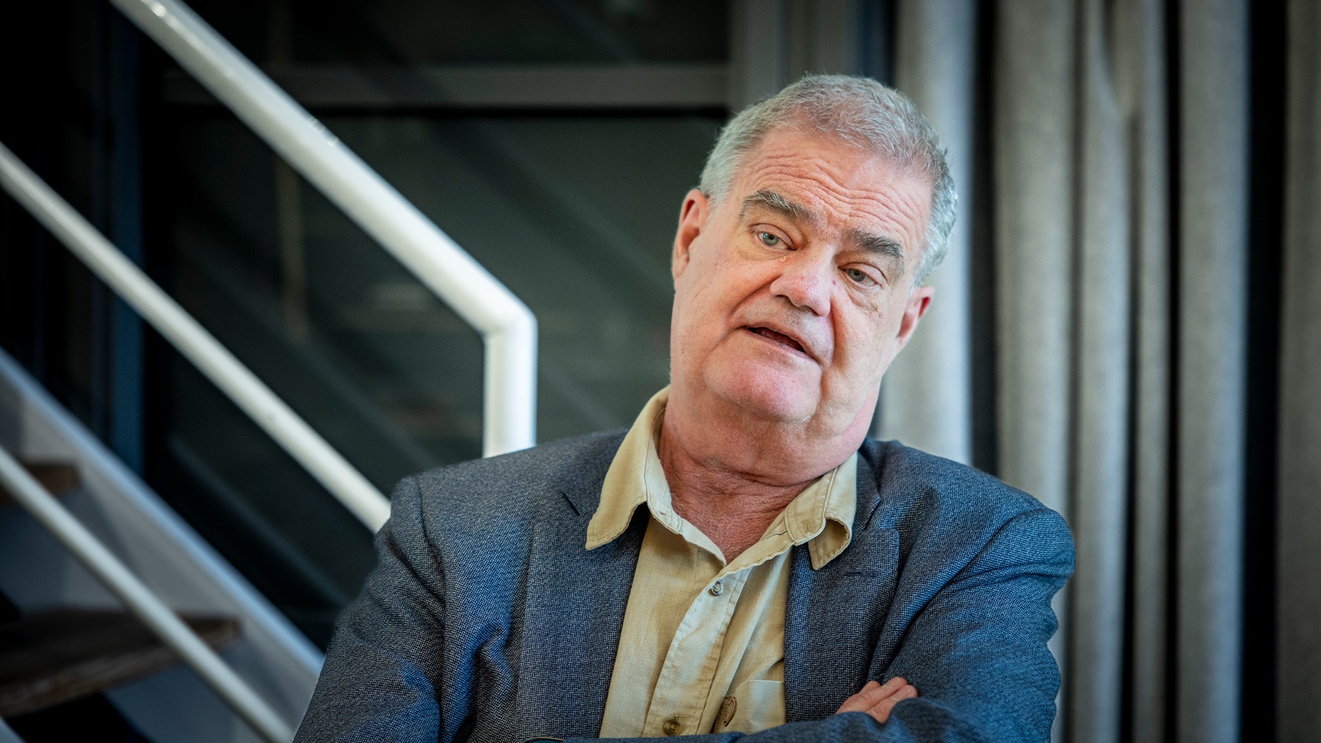 Martin Nordin pratar med reporten. Han bär en grå kavaj. 