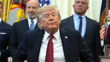 Pekar ut: Siffran som stressar Trump