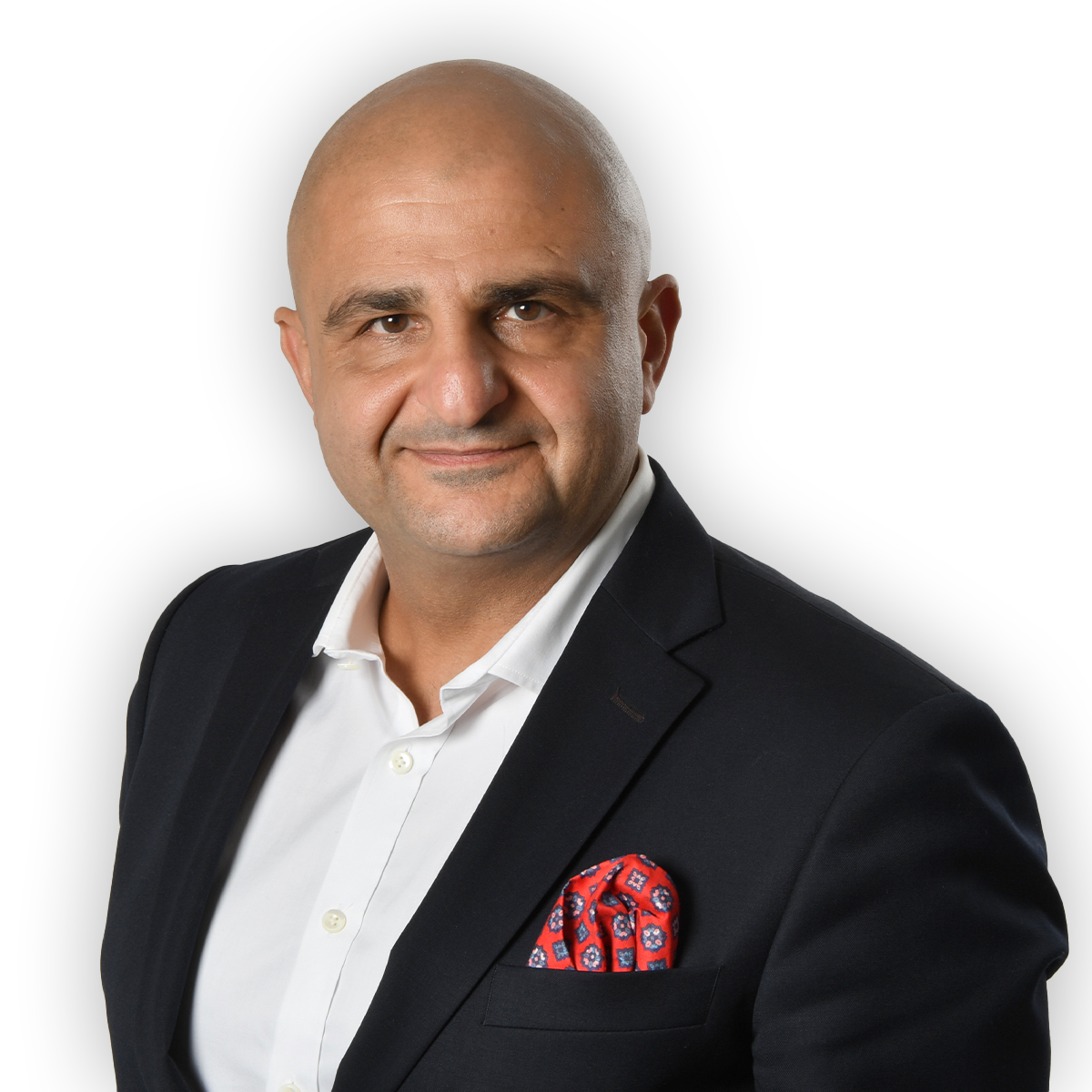 Sharam Rahi i en pressbild. Han ler in i kameran. Ham har svart kavaj, vit skjorta och en röd näsduk i bröstfickan. 