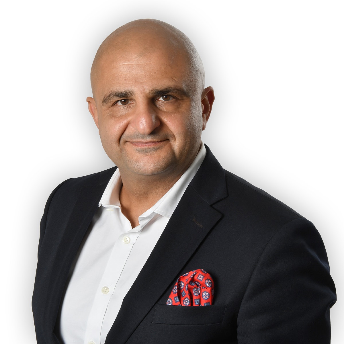 Sharam Rahi i en pressbild. Han ler in i kameran. Ham har svart kavaj, vit skjorta och en röd näsduk i bröstfickan. 