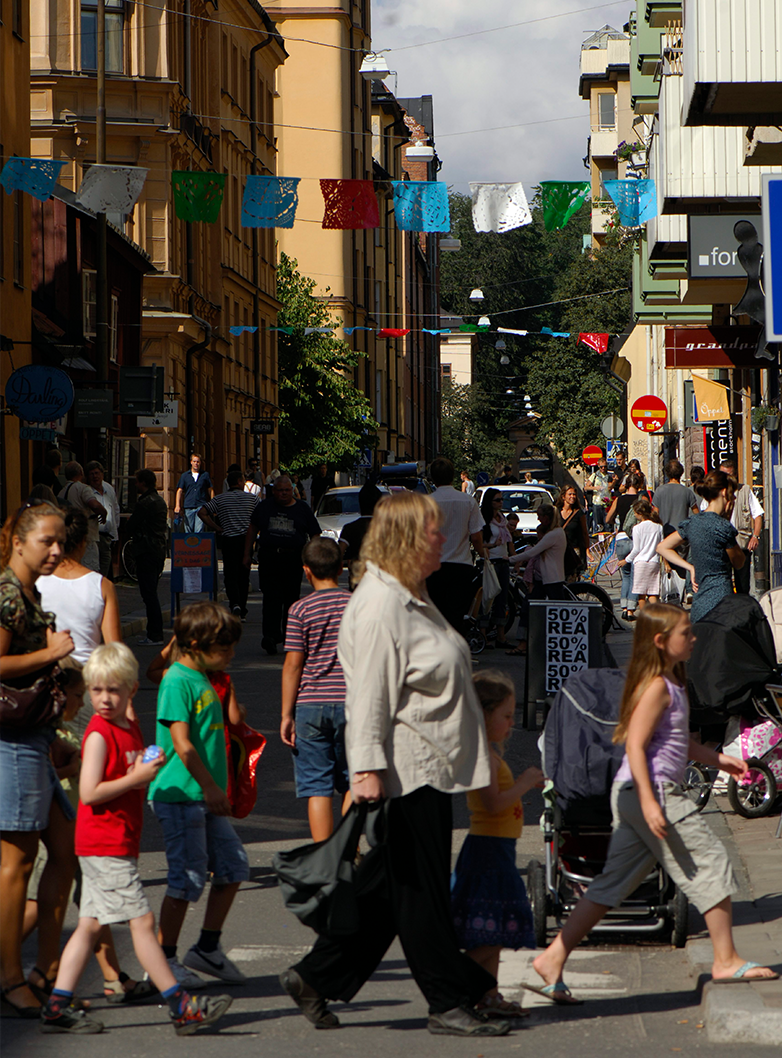 Skånegatan firar tio år som sommargågata – nu blir den permanent bilfri.