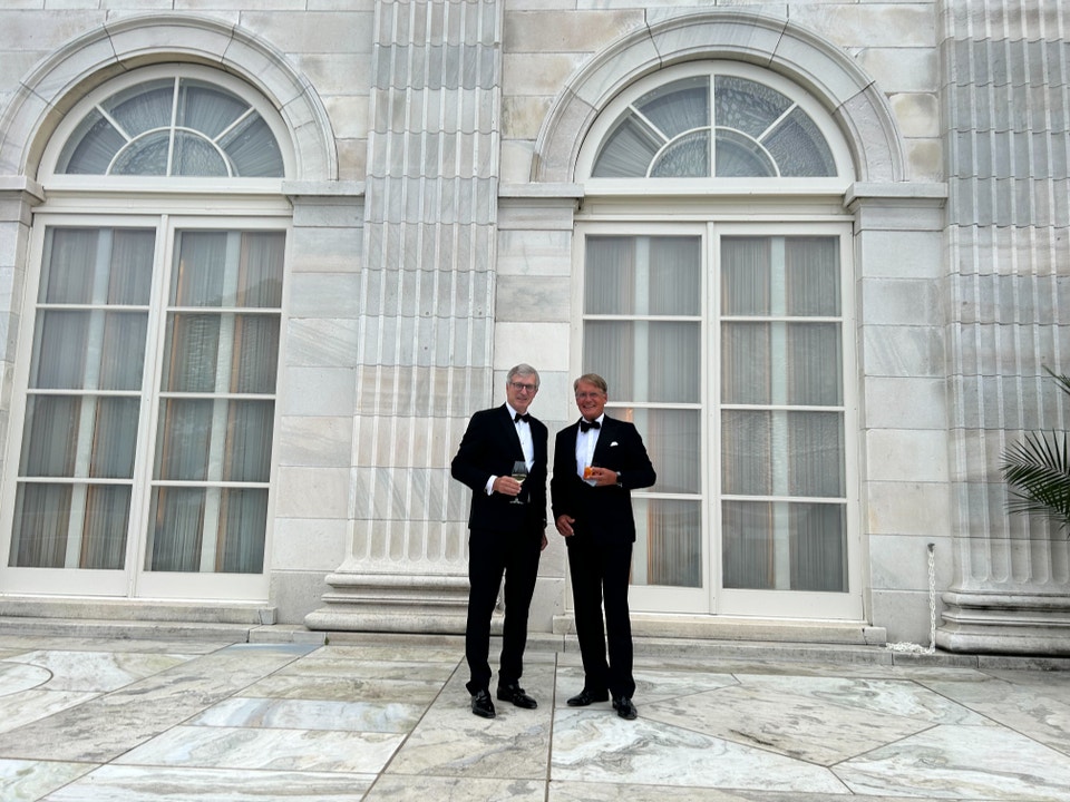 Jan Olsson, Deutsche Bank, tillsammans med Christer Gardell, Cevian Capital. Står tillsammans med varsitt glas i handen, iklädda smoking.