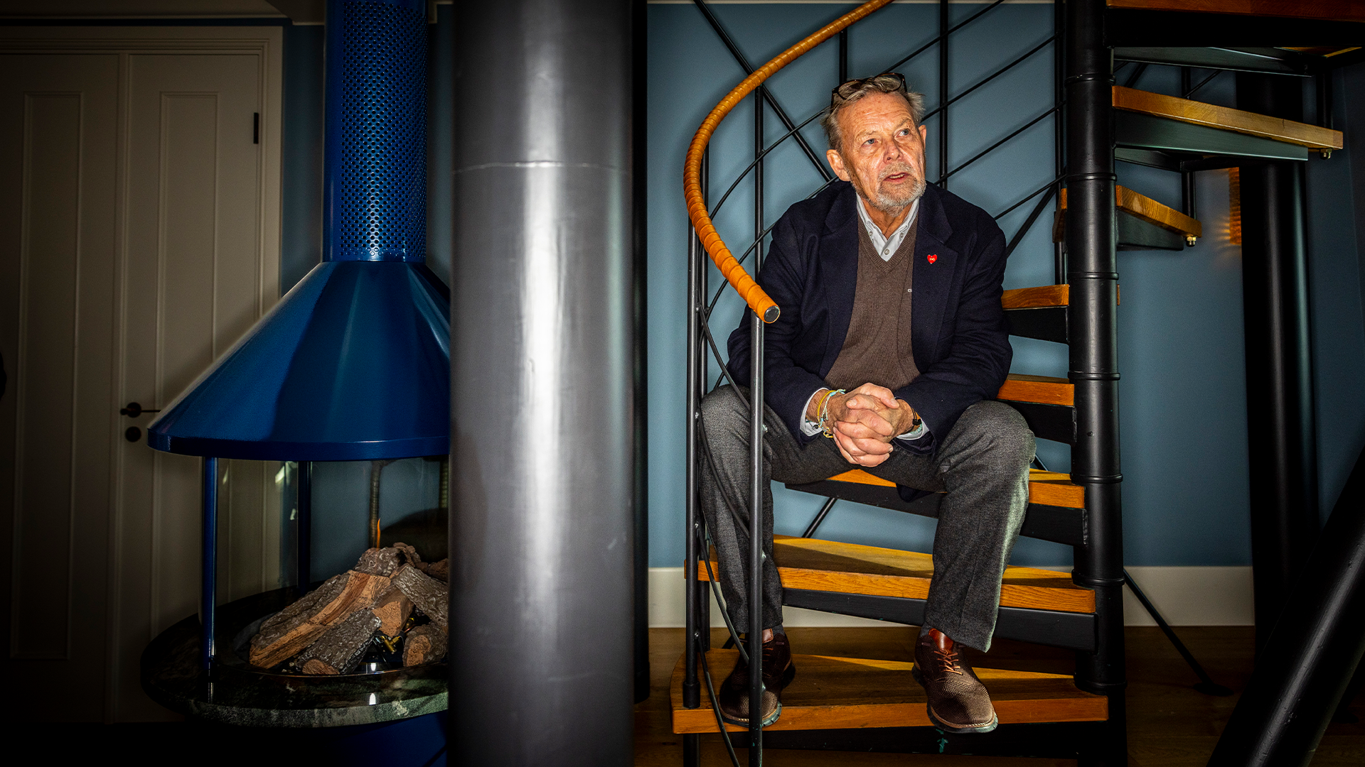 Peter Wallenberg Jr sitter på en spiraltrappa.