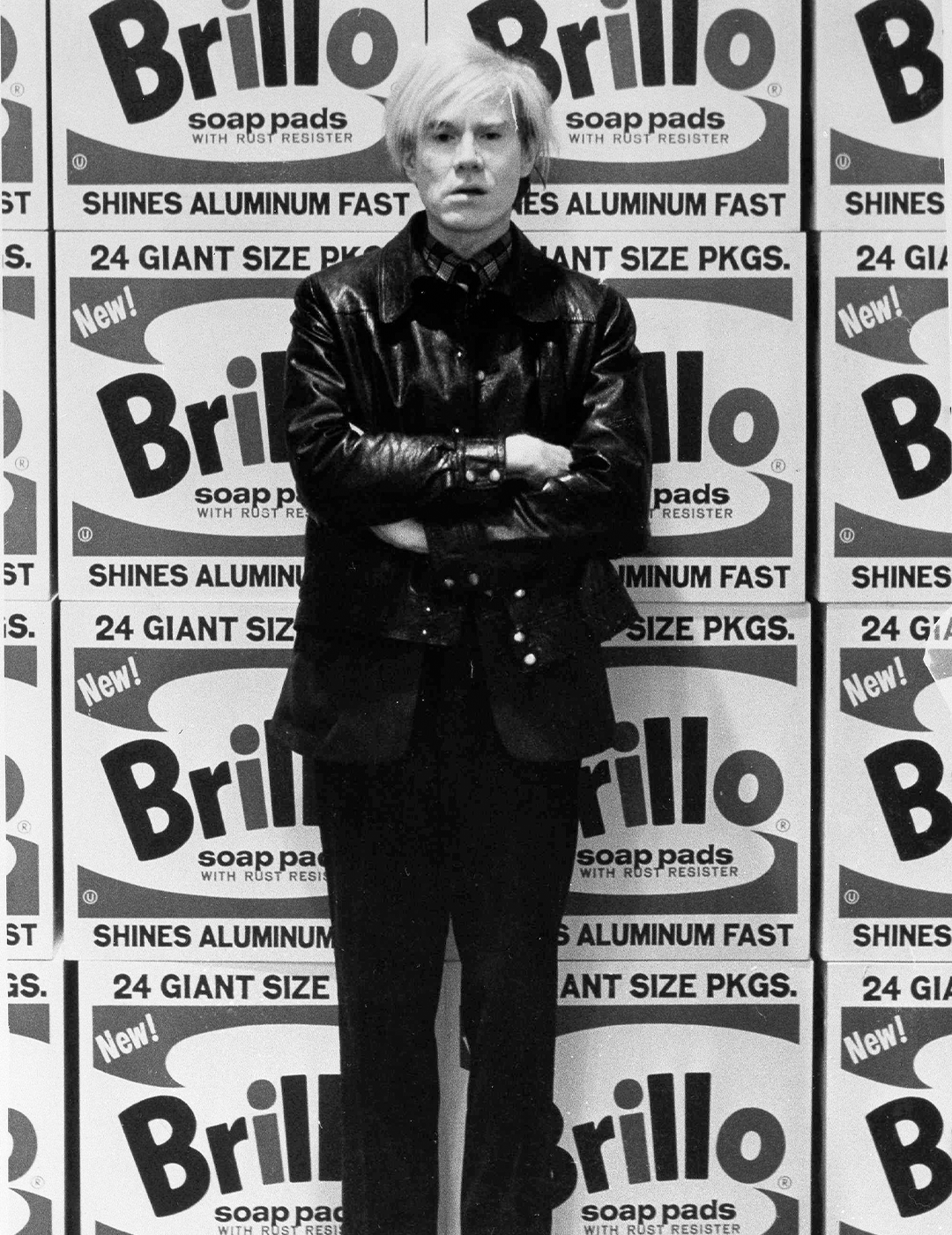 Andy Warhol framför de äkta Brilloboxarna på Tate Gallery i London 1971.