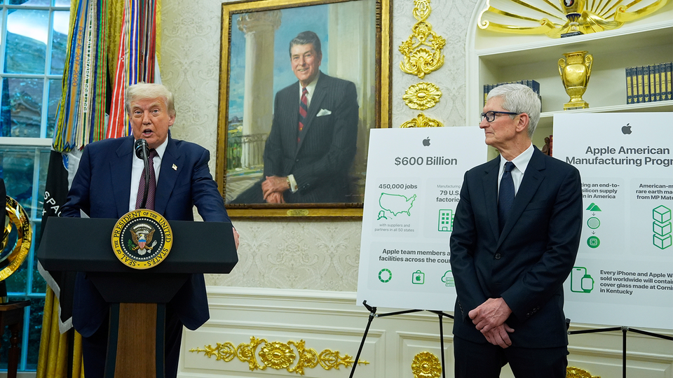 USA:s president Donald Trump och Apples vd Tim Cook står och presenterar Apples planerade investeringar i Vita huset. 