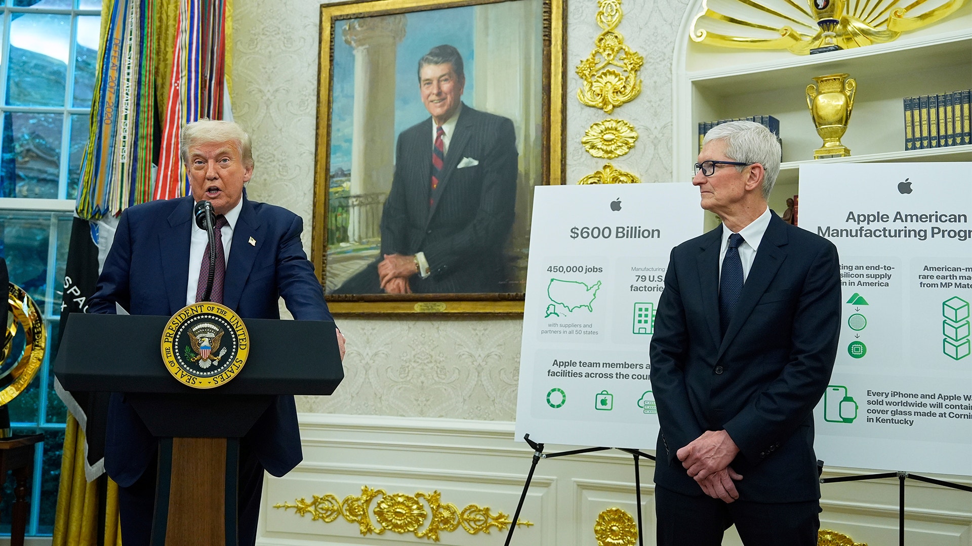 USA:s president Donald Trump och Apples vd Tim Cook står och presenterar Apples planerade investeringar i Vita huset.