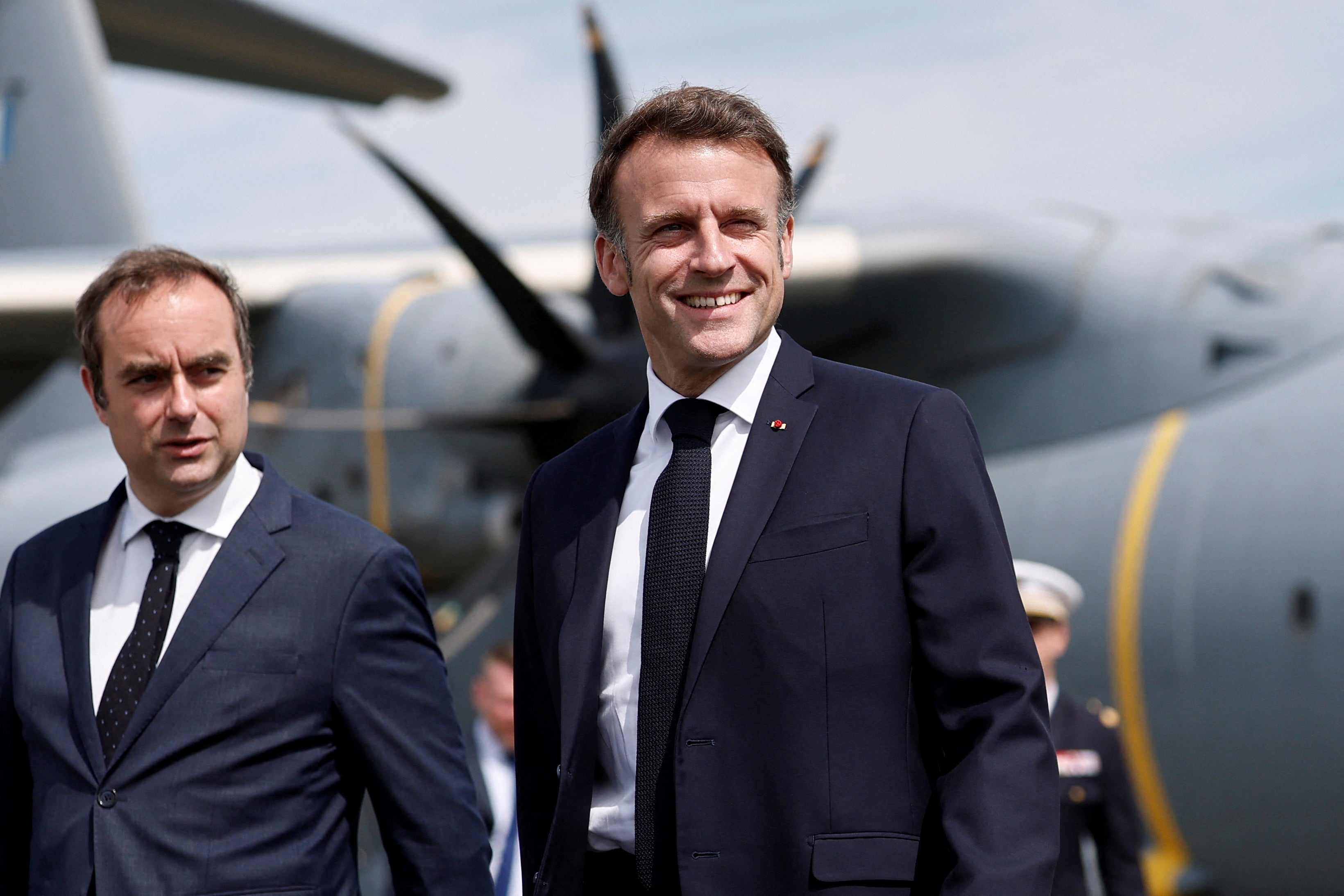 Macron: Orealistiskt att återöppna Hormuz med militär