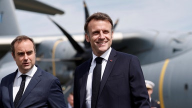 Macron: Orealistiskt att återöppna Hormuz med militär