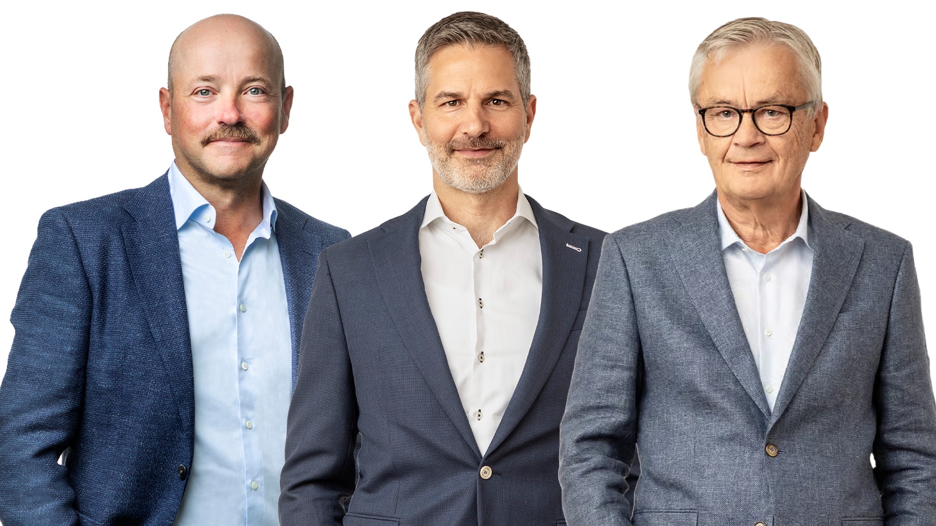 Tre män i kostym poserar bredvid varandra mot en vit bakgrund.