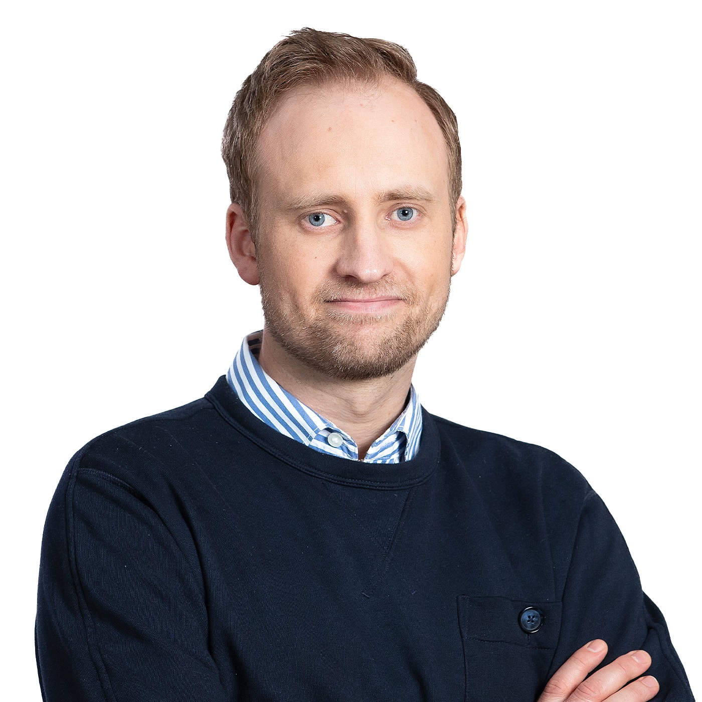Porträttfoto av en man i mörkblå tröja och randig skjorta mot vit bakgrund.