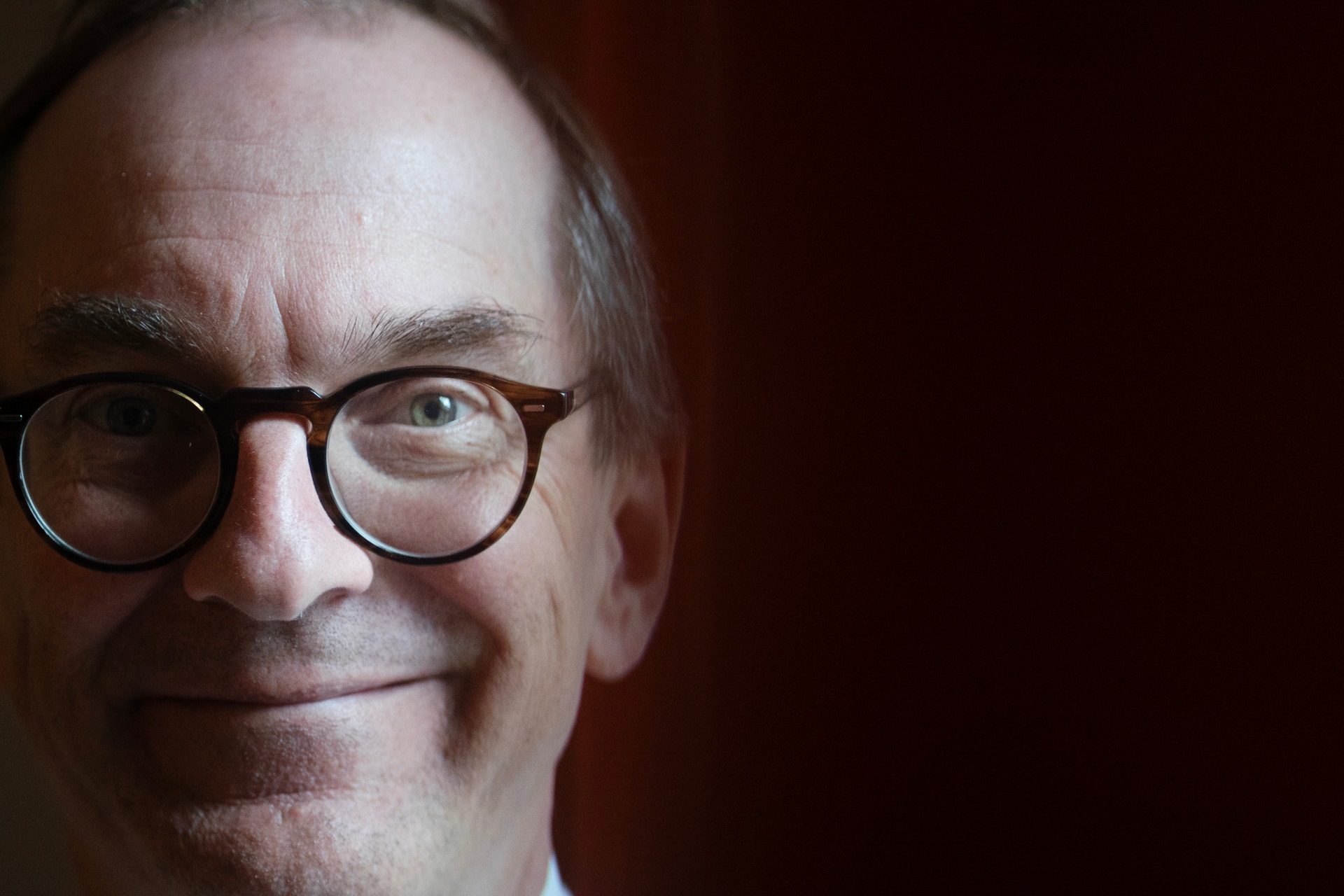 Porträttfoto av en man med glasögon