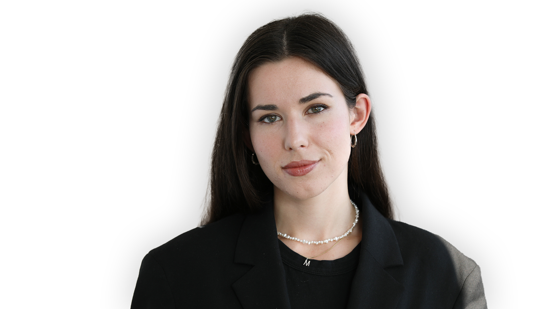 Molly Guggeinheimer tittar in i kameran. Hon har svart kavaj och pärlhalsband.