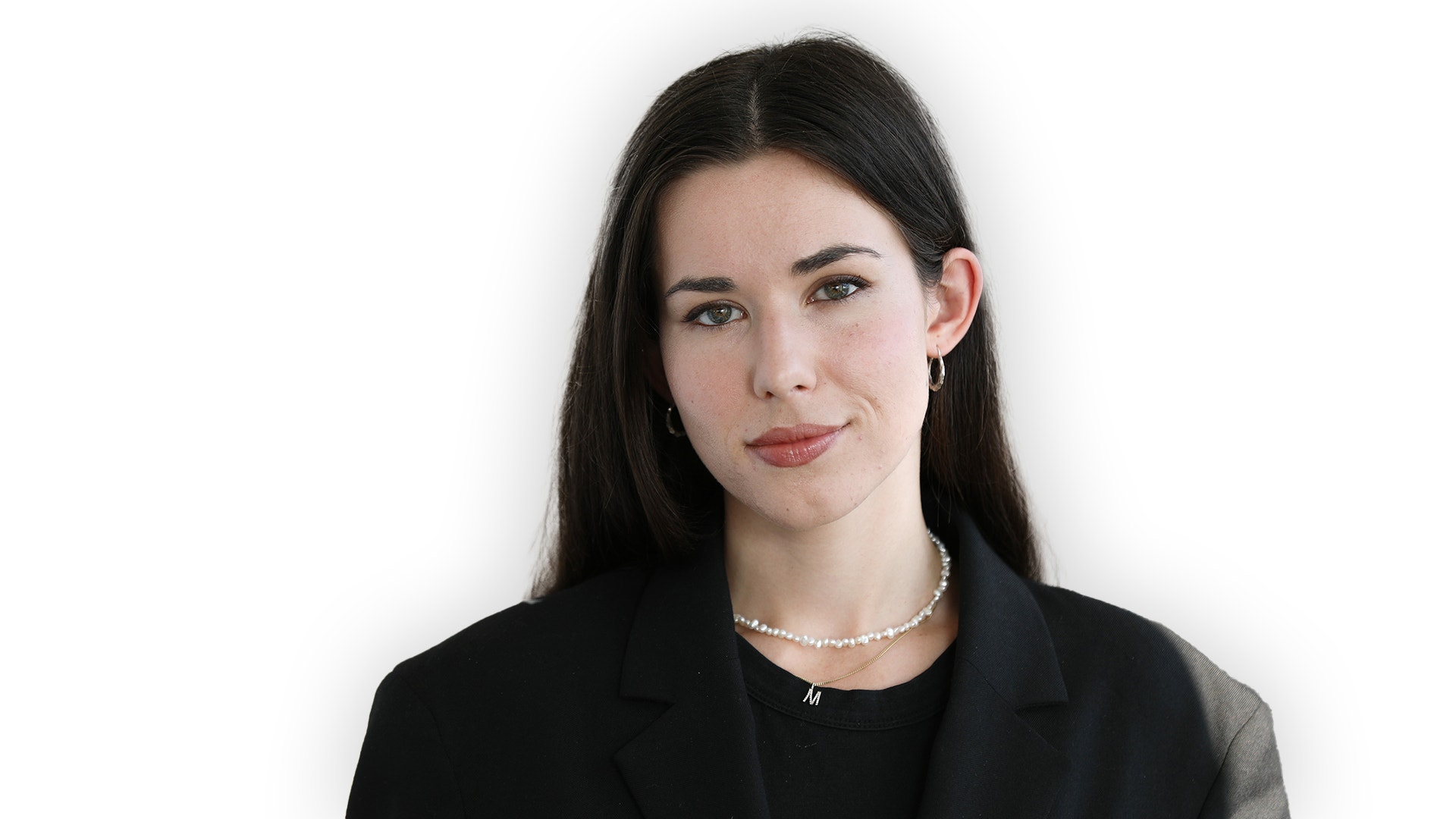 Molly Guggeinheimer tittar in i kameran. Hon har svart kavaj och pärlhalsband.