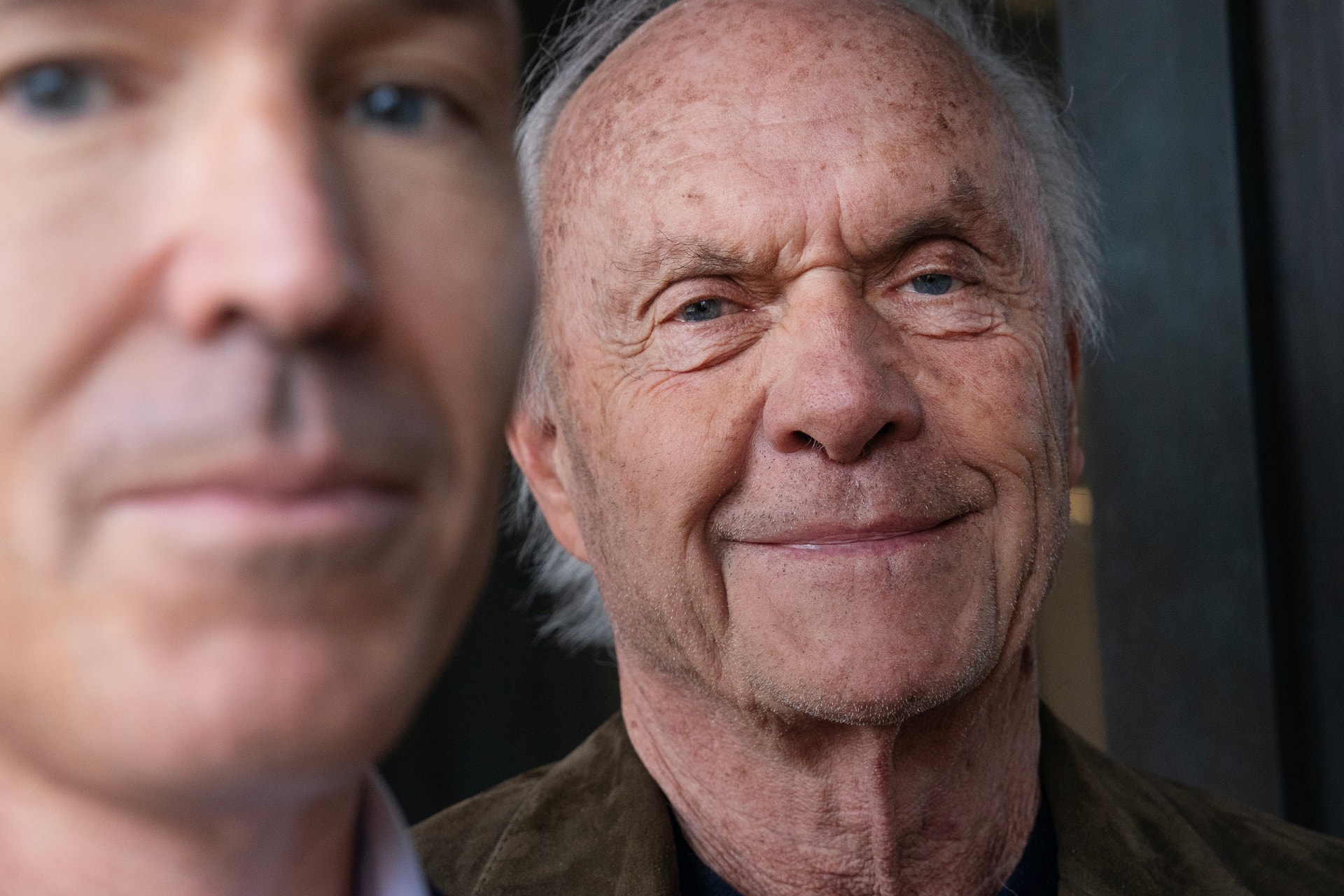 Porträtt av två män som tittar mot kameran