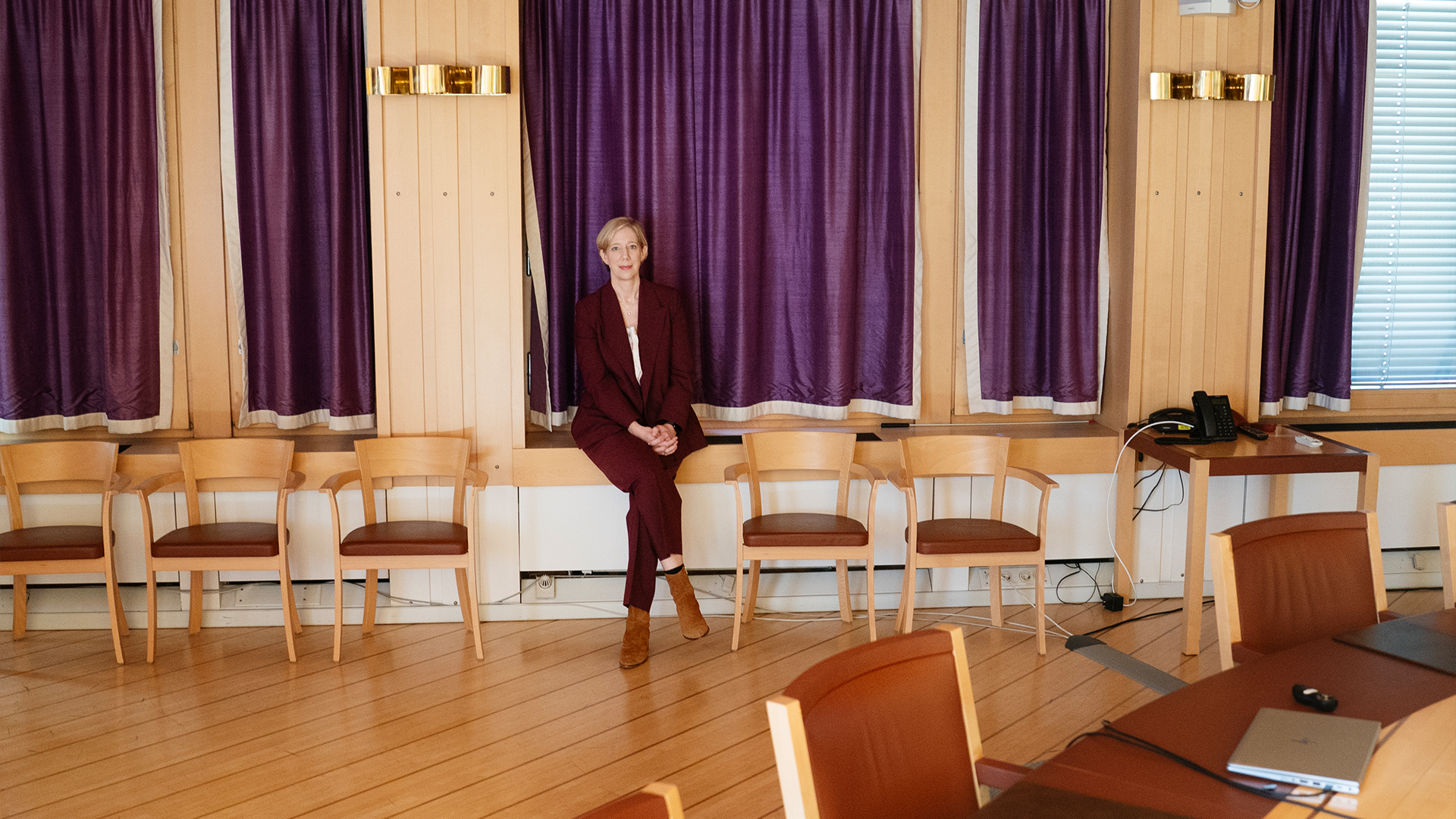 Anna Breman i ett mötesrum på Riksbanken.