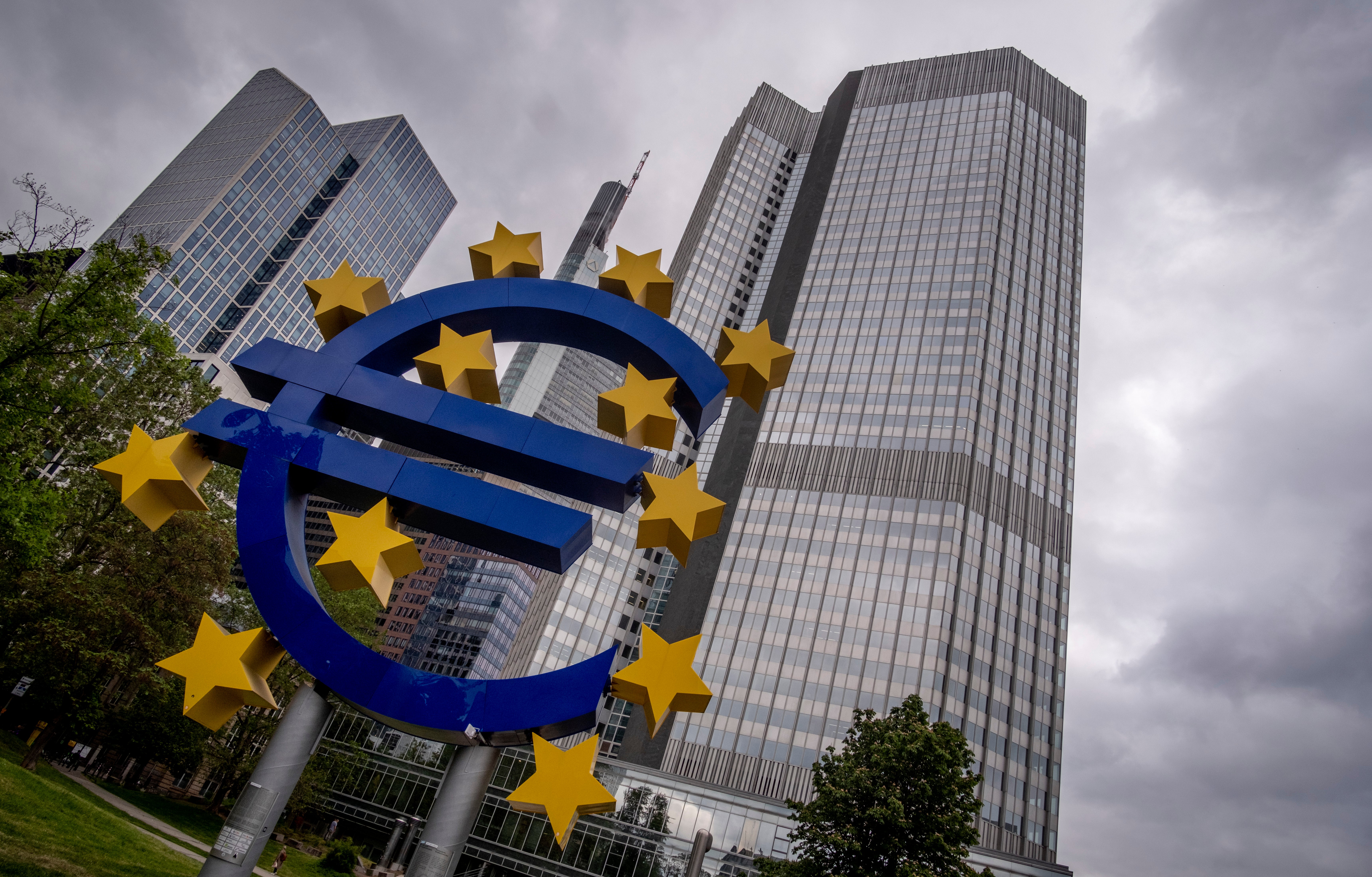 ECB-topp varnar för stagflation