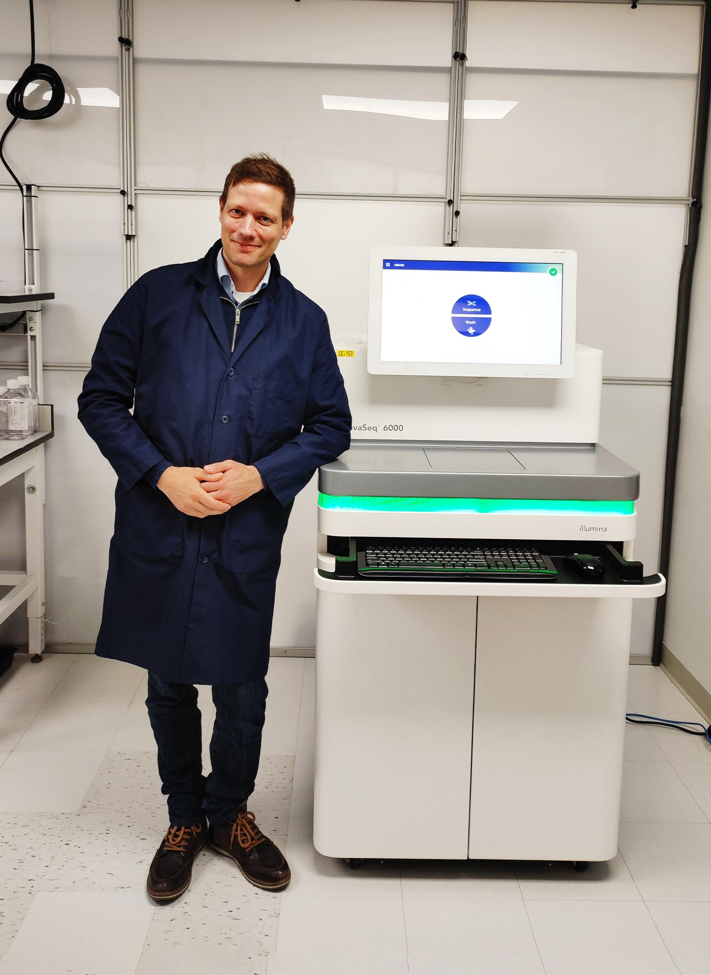 Lasse Folkersen vid en dna-scanner i Danmark.