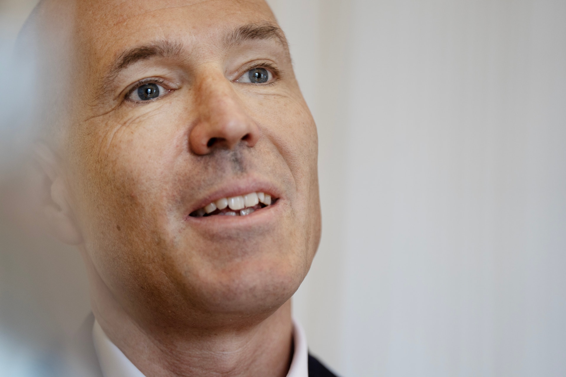 Porträttfoto av en man i professionell miljö