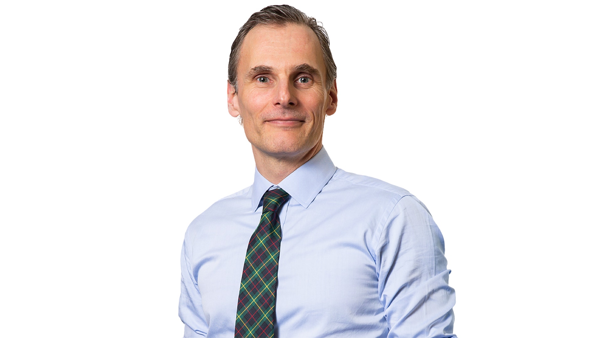 Porträtt av en man i ljusblå skjorta och rutig slips mot vit bakgrund