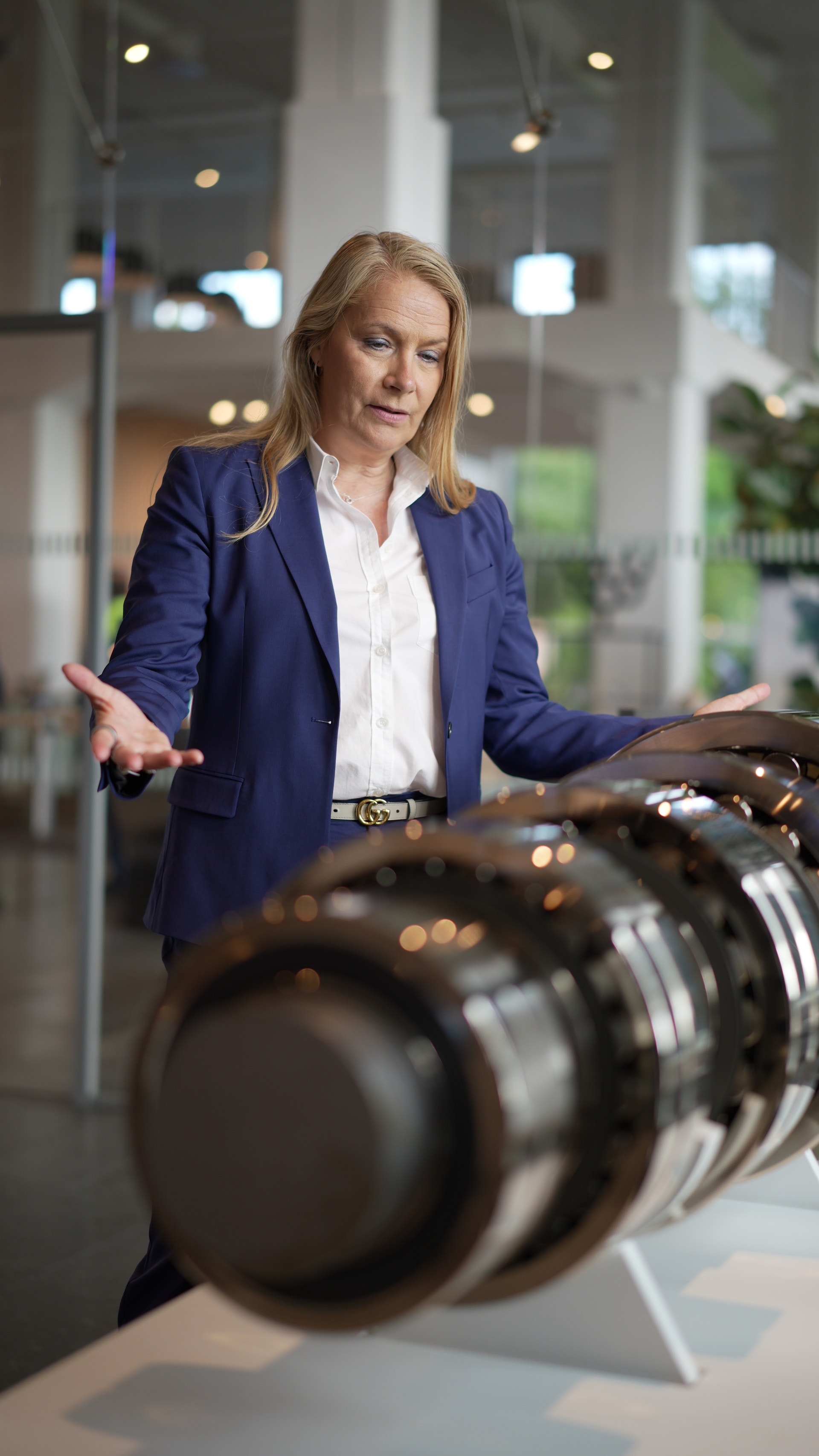 Annika Ölme på SKF presenterar en produkt i en modern kontorsmiljö.