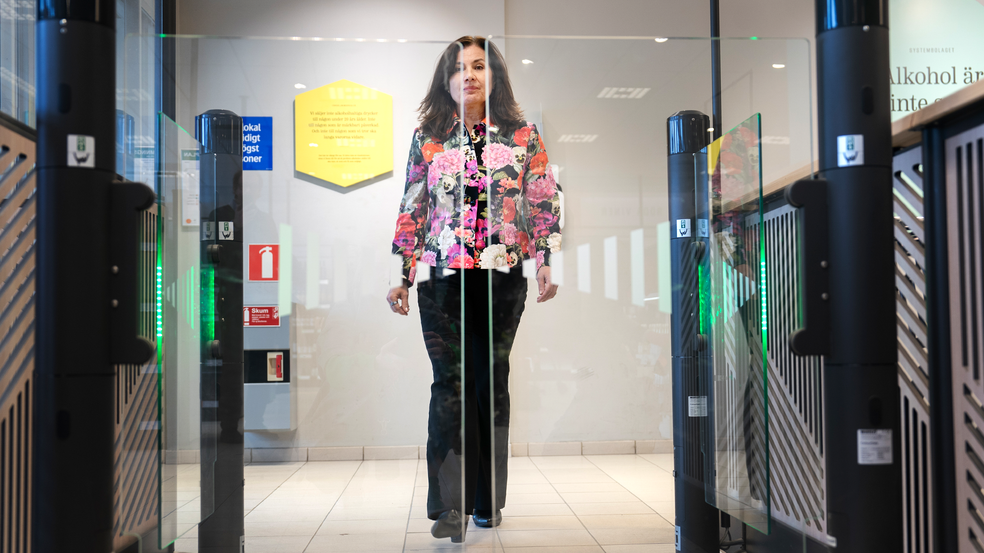 Ann Carlsson går igenom entrén till Systembolaget.