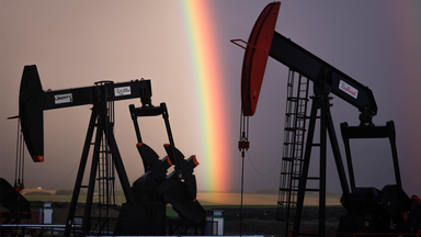 Amerikanska råoljelager stiger tydligt