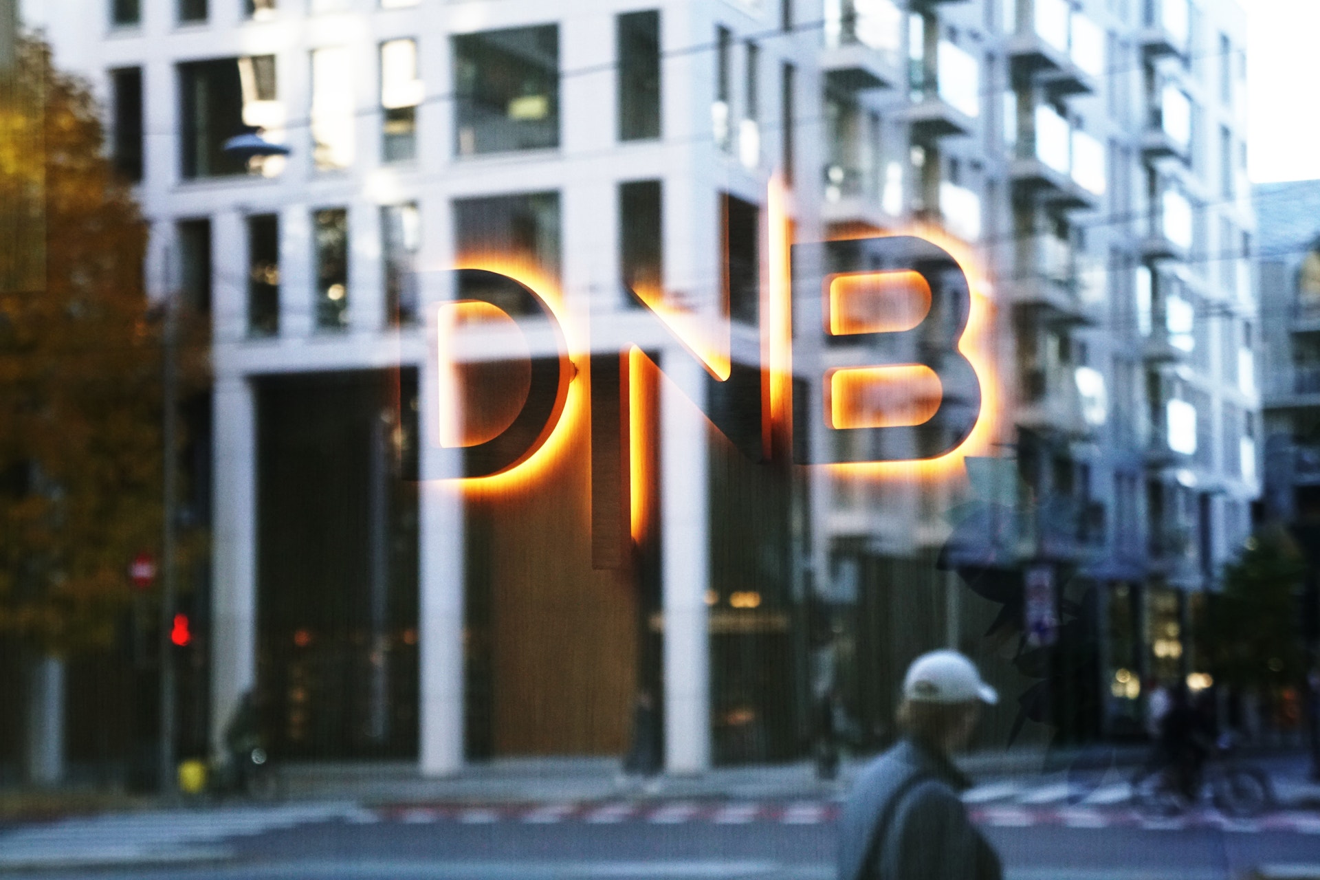 DNB faller efter att Norges Bank oväntat sänkt styrräntan. 