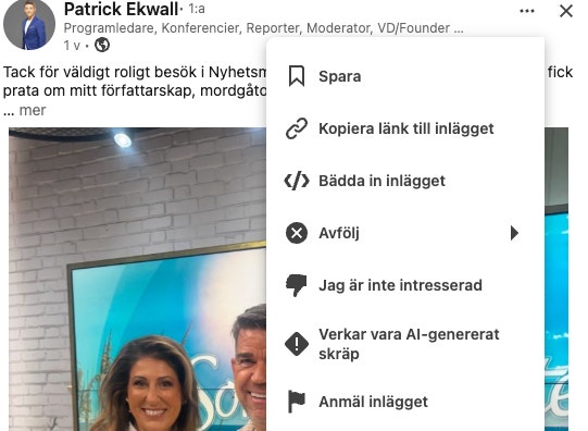 Skärmdump av LinkedIn-inlägg från Patrick Ekwall som visar en person som presenterar framför en stor skärm med blå bakgrund.
