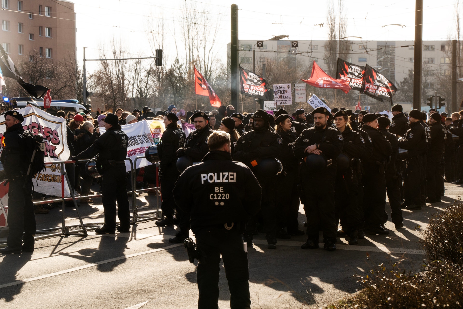 Berlin S Bahn Grünau AfD och demonstration poliser