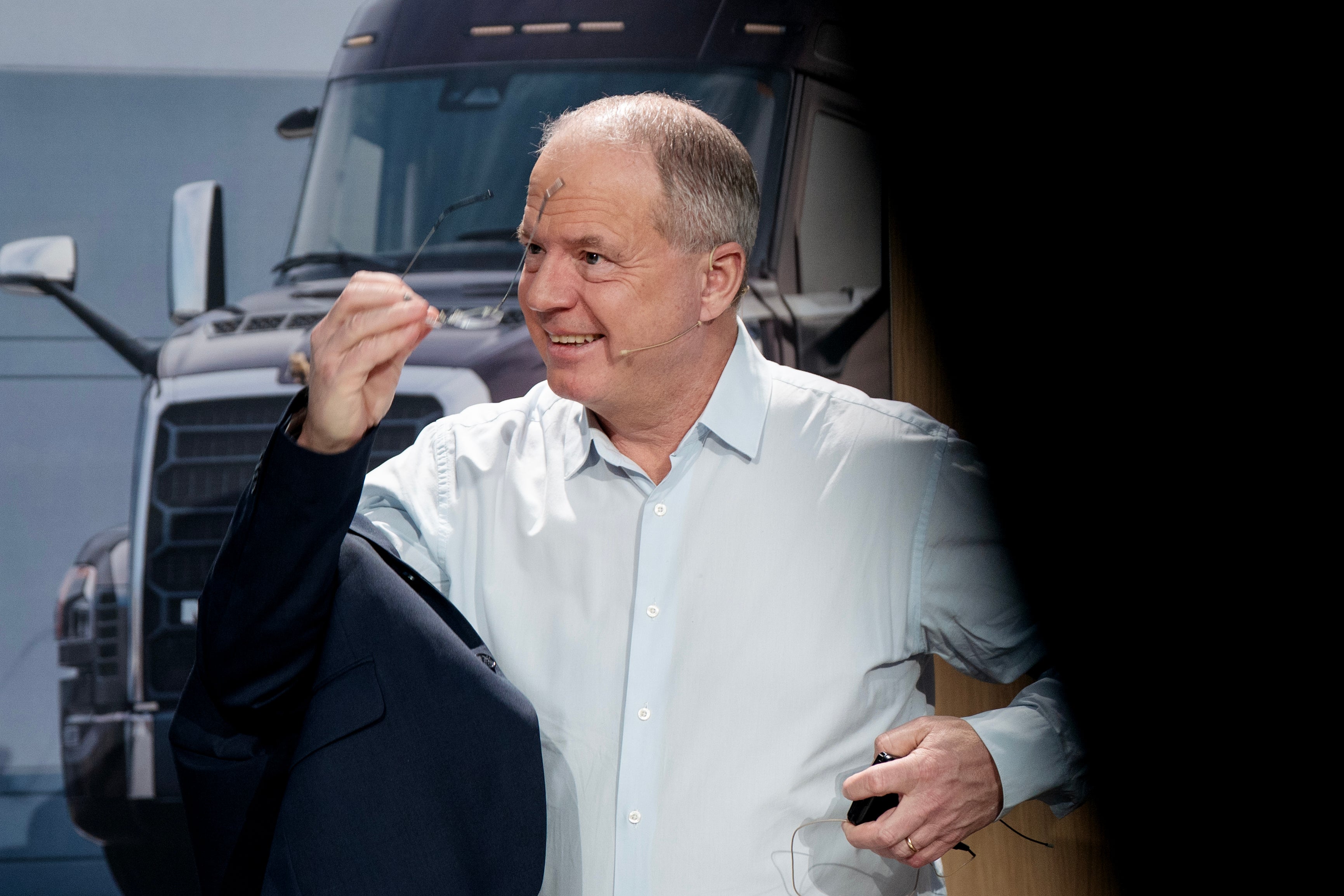 Volvo slår till med orderkross - höjer marknadsprognos