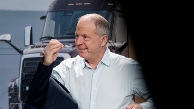 Volvo slår till med orderkross - höjer marknadsprognos