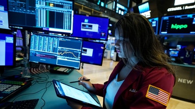 Wall Street går mot minusöppning – bank rusar på budrykte