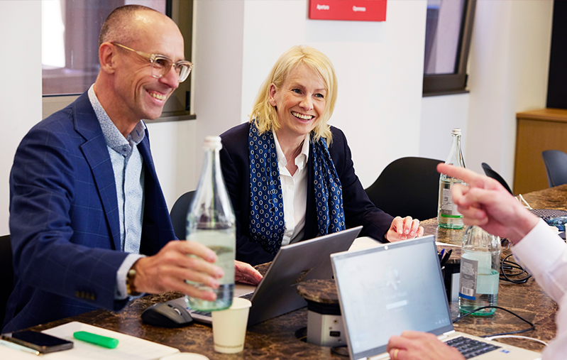 Bodil Sonesson sitter med några kollegor i ett möte på kontoret i Stockholm.