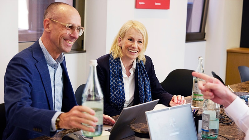 Bodil Sonesson sitter med några kollegor i ett möte på kontoret i Stockholm.