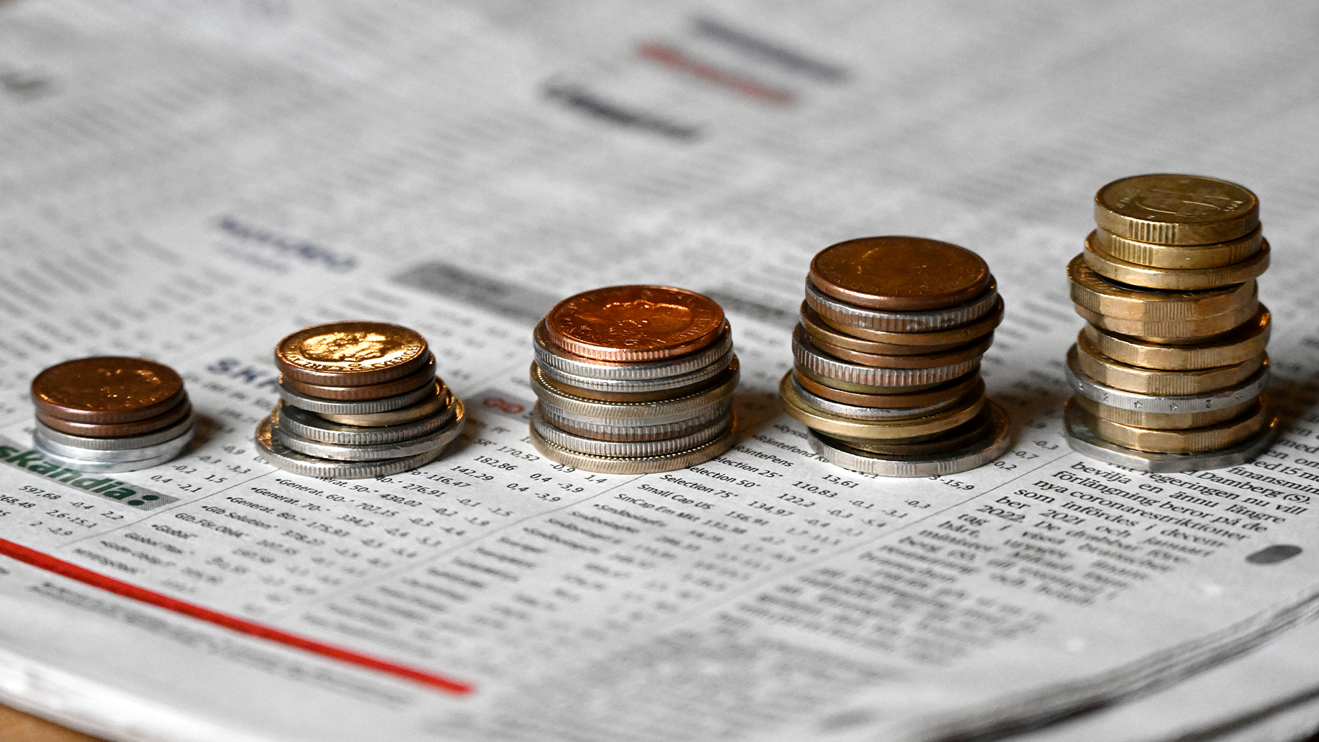 Kronan tar mark mot dollarn och euron