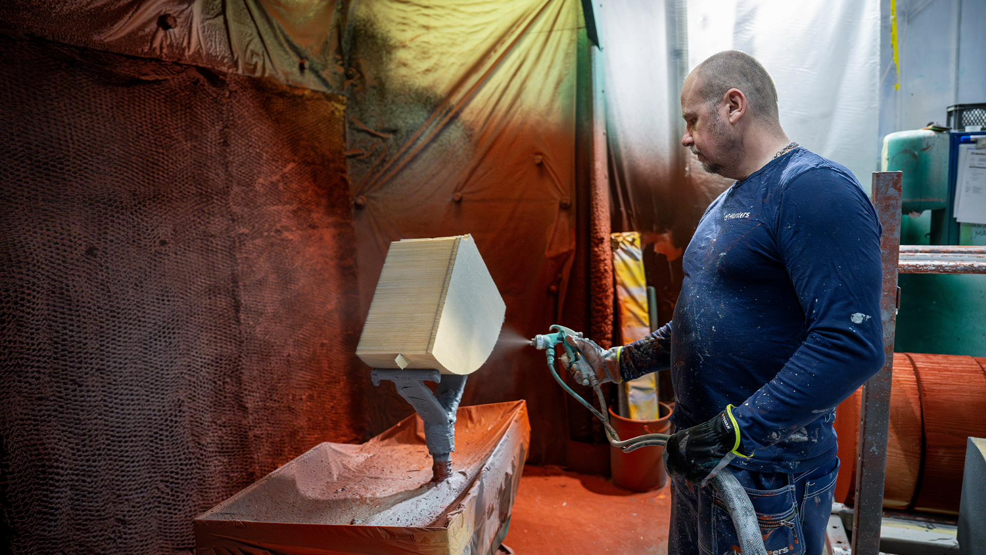 Det slipas trä i fabriken. 