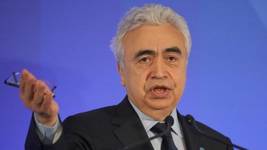 IEA: Över 400 miljoner fat olja släpps ut på marknaden