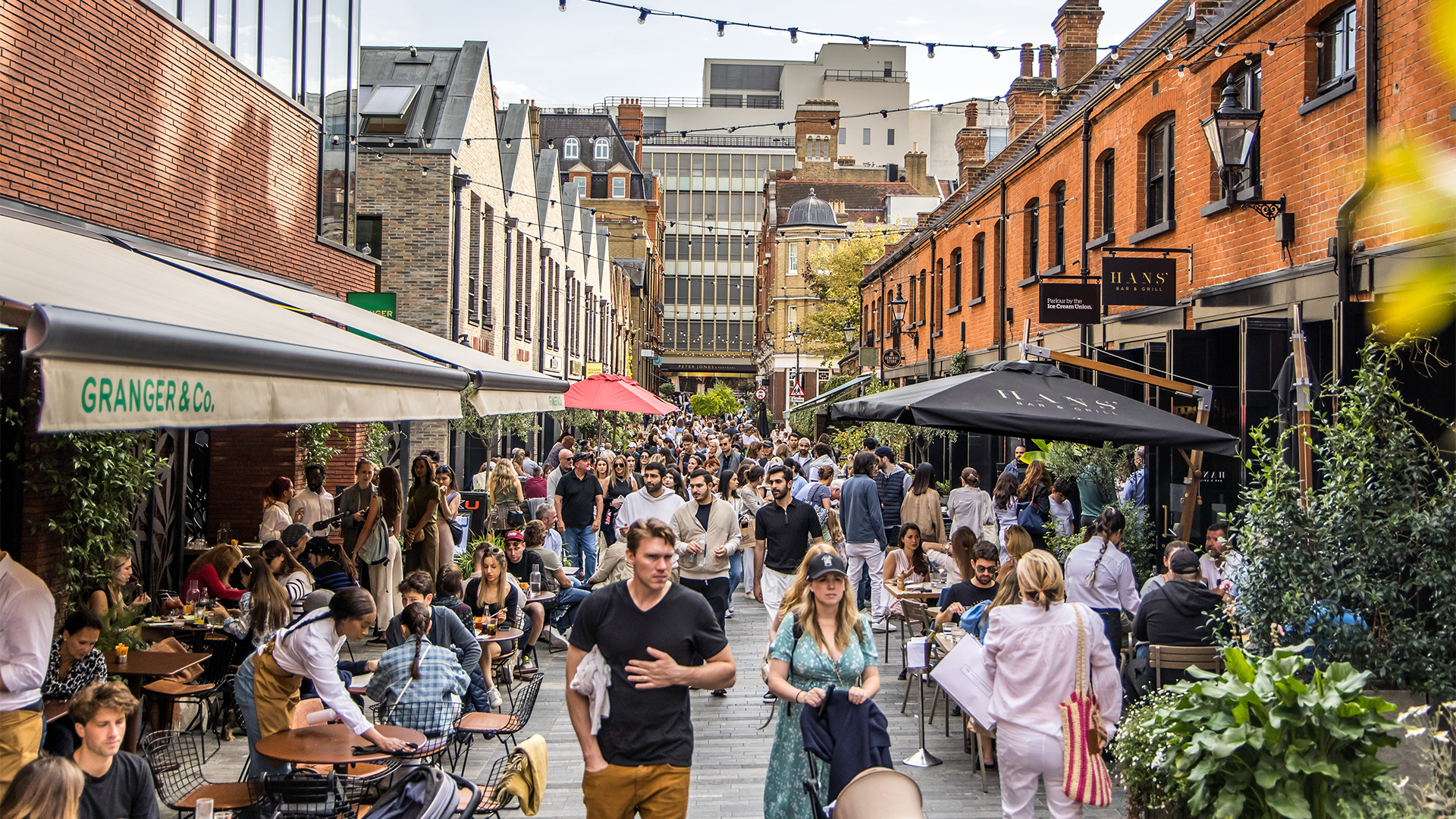 Livlig shoppinggata i Chelsea i London – full av butiker och restauranger.