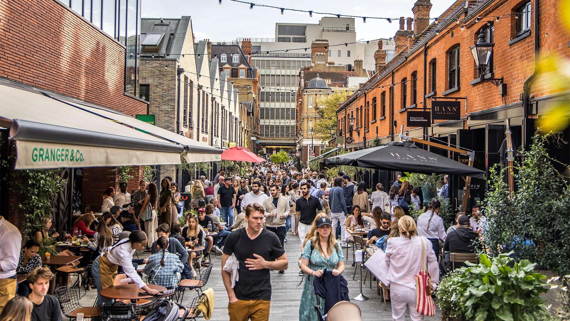 Livlig shoppinggata i Chelsea i London – full av butiker och restauranger.