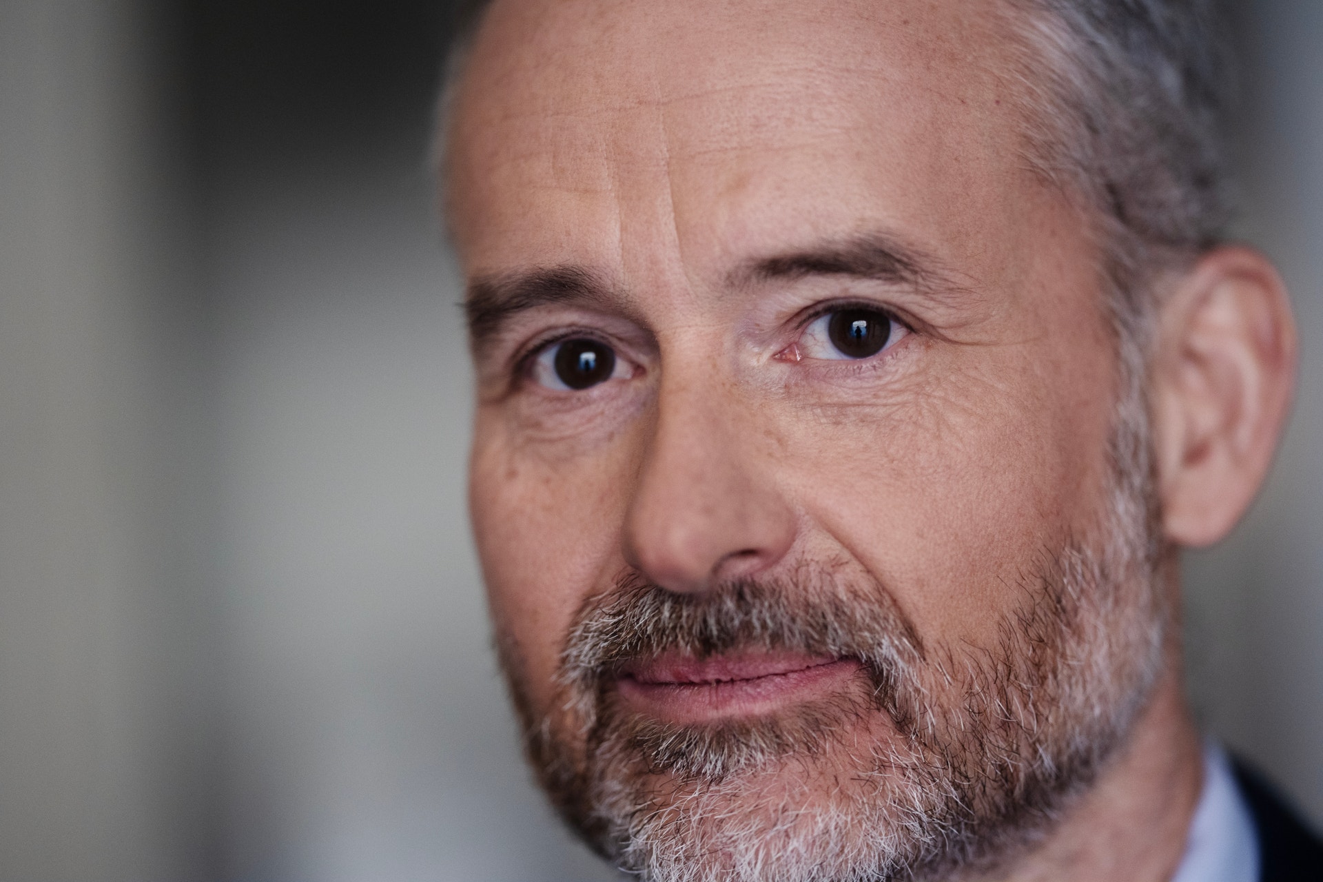 Porträtt av en man med skägg