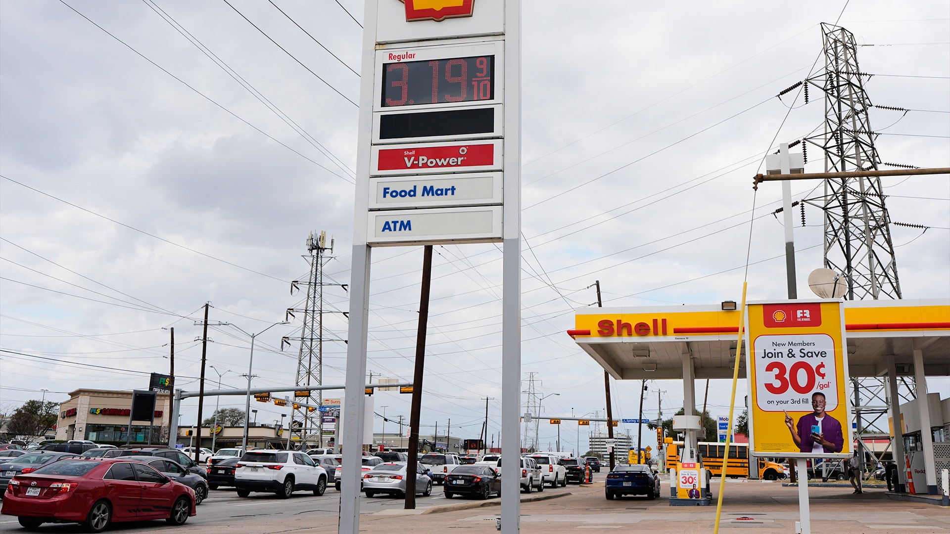 Bensinstation med skyltar och parkeringsplats