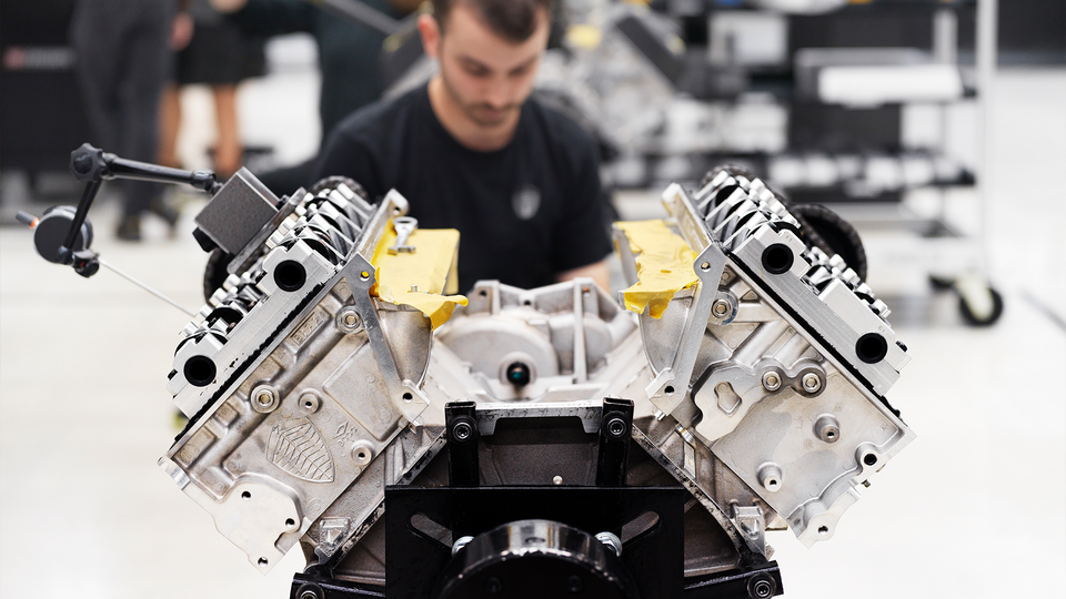 En silvrig motor till en av Koenigsegg sportbilar. 