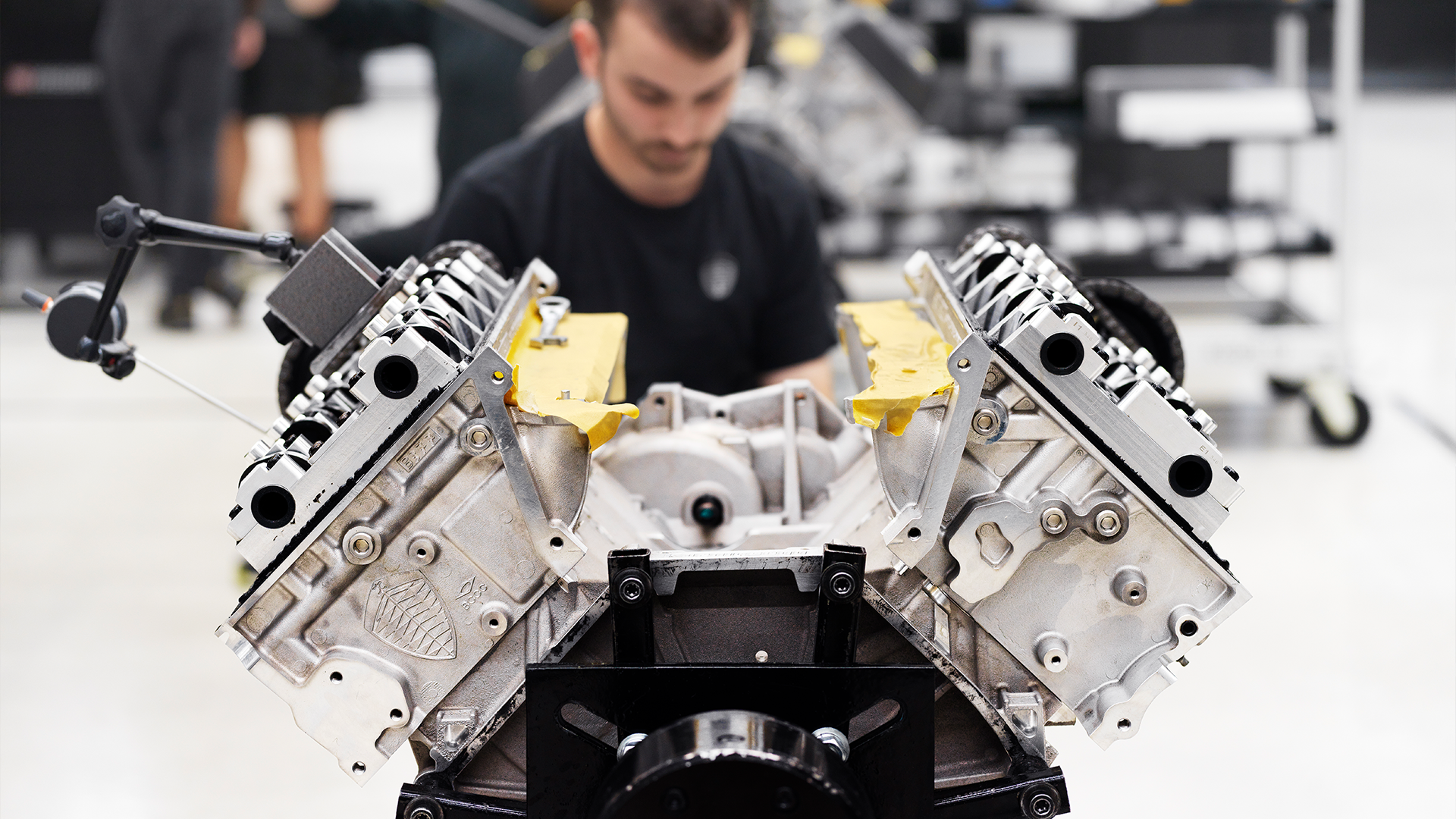 En silvrig motor till en av Koenigsegg sportbilar.