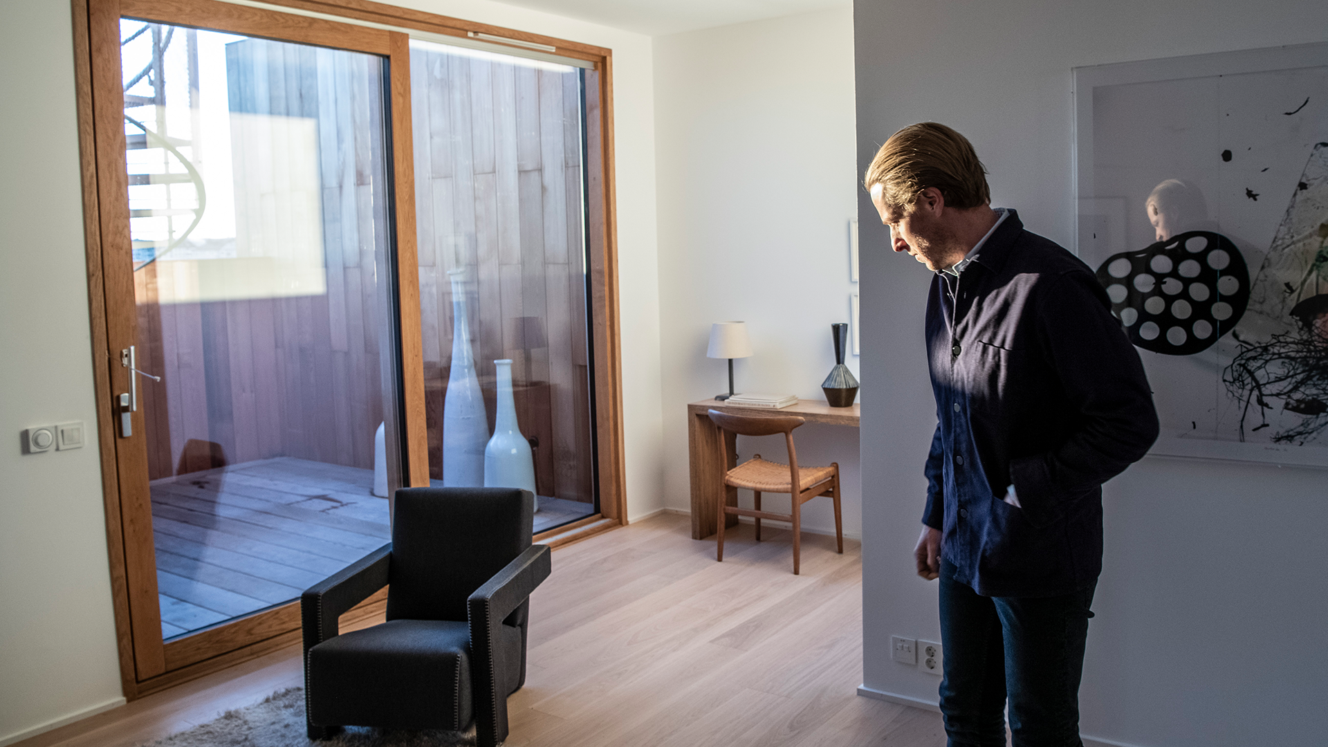 Oscar Engelbert står i en av lägenheterna i hans omfattande bostadskomplex på Gärdet i Stockholm.